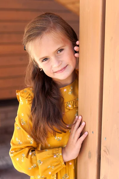 公園でかわいい女の子のための素晴らしい楽しい一日 小さな女の子がアドベンチャーパークを歩いている 子の肖像画 — ストック写真