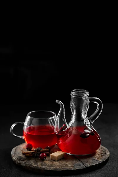 Chá Vermelho Frutas Quentes Uma Caneca Vidro — Fotografia de Stock