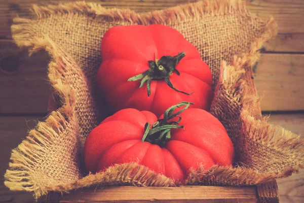 Tomater Rustik Träkista — Stockfoto