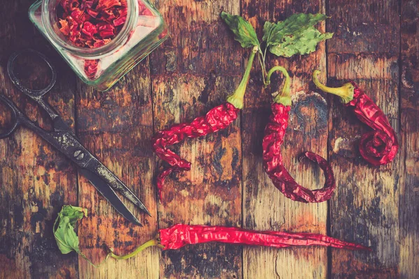 Torkad Röd Chili Paprika Gamla Träbord — Stockfoto