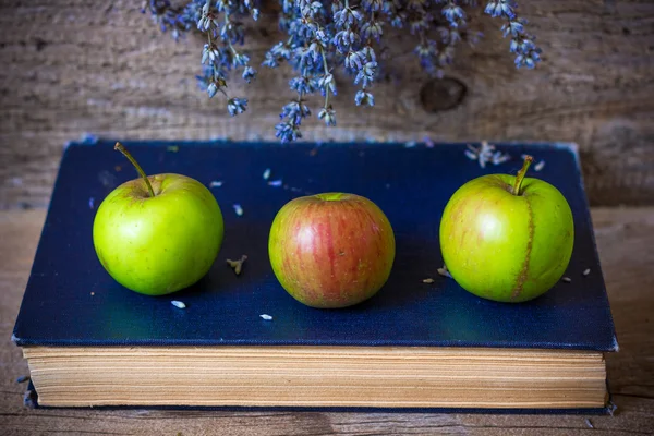 Äpfel — Stockfoto