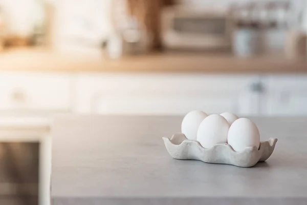 Witte Eieren Een Standaard Liggen Een Grijze Betonnen Tafel Keuken — Stockfoto