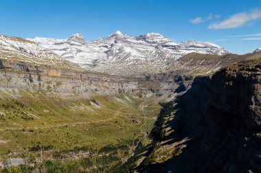 Monte Perdido, Aisclo, Punta Olas, Cilindro del Marbore tepeli Ordesa Ulusal Parkı 'nın manzarası Aragonese Pireneleri' nde yaz sonlarında karla kaplandı.
