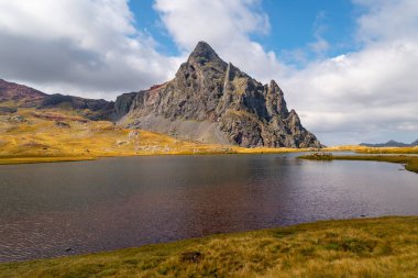 Pico Anayet Gölü 'nün yanında Eylül ayında bir gün
