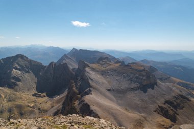Aragonese Pireneleri 'nde, Collarada' nın tepesinden (doğuya bakan) Collaradeta zirvesi