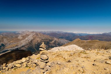 Aragon Pirenesi 'nde Collarada' nın tepesinden batıya bakıyor.