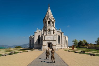 SHUSHI, NAGORNO-KARABAKH - 4 Ekim 2018: Artsakh Cumhuriyeti 'ndeki Kutsal Kurtarıcı Katedrali veya Şuşi' nin dışında fotoğraf çeken iki asker, Nagorno Karabakh