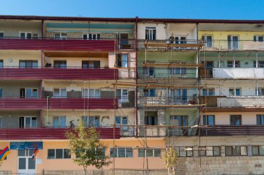 Shushi 'de (Shusha), Nagorno Karabakh' da çok kötü durumda bir bina ve cephesinde bir iskele var..