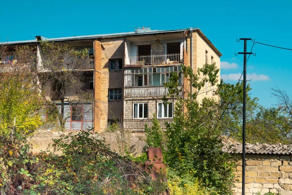 Budynek Sushi Shusha Górskim Karabachu Bardzo Złym Stanie Roślinnością Rosnącą — Zdjęcie stockowe