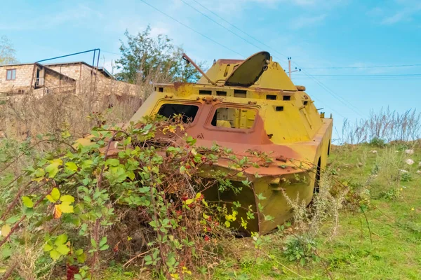 Frente Tanque Guerra Abandonado Lado Alguns Edifícios Com Vegetação Crescendo — Fotografia de Stock