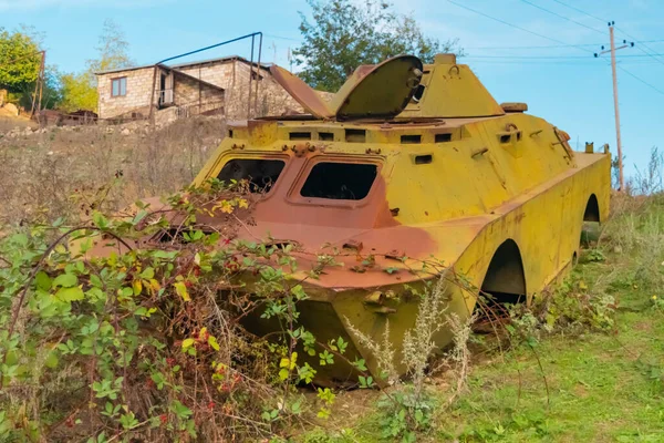 Lado Tanque Guerra Abandonado Com Vegetação Crescendo Dentro Alguns Edifícios — Fotografia de Stock