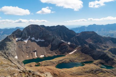 Garmo Negro, Algas ve Argualas 'ın İspanyol Pirenesi' ndeki Batı Infino zirvesinden görünüşü