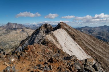 Doğu ve Orta Ateşli Tepeler ve Batı Ateşli Tepeler 'den Vignemale ve İspanyol Pireneleri' ndeki marmolera (mermer duvar) manzaraları