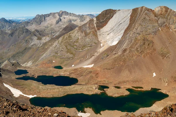 피레네 산맥에 폰디엘 호수들과 봉우리들과그 대리석 가르모 꼭대기에서 바라본 — 스톡 사진