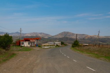 Vignemale tepesi manzarası ve Bachimana Alto ve Bramatuero Bajo 'nun dağ gölleri