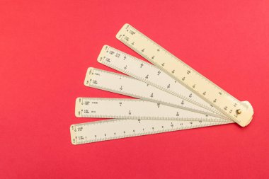 Pembe zemin üzerinde beyaz düz cetvel