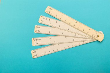 Mavi arkaplanda beyaz düz ölçekli cetvel