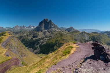 Midi d 'Ossau' nun manzarası, Pireneler 'in tepeleri ve dağları ile Ayous tepesinin tepesinde yazılı olan taş kilometre taşına varış yolu.