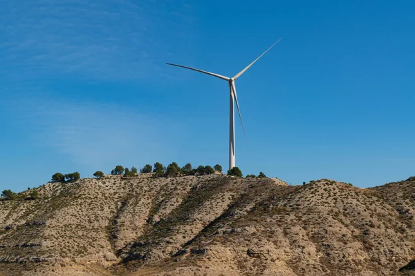 Turbina Eolica Isolata Sulla Cima Una Collina Con Paesaggio Semi — Foto Stock