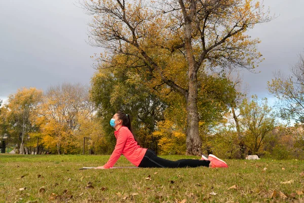 Femme Habillée Sportive Fait Étirement Positions Yoga Sur Tapis Dans — Photo