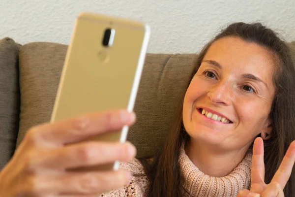 Rosto Uma Mulher Sorridente Que Está Tirando Uma Foto Selfie Fotografia De Stock