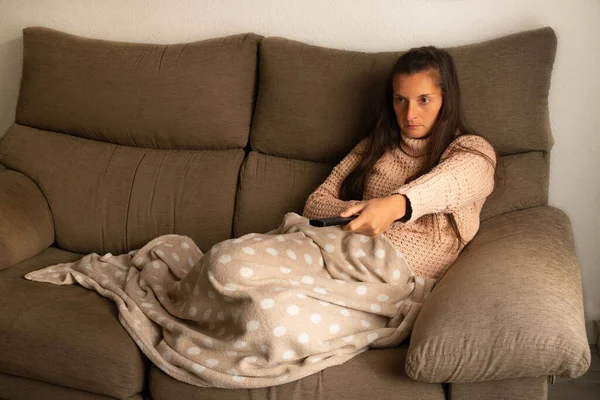 Mulher Deitada Sofá Coberta Com Cobertor Assiste Televisão Muda Canal Fotografias De Stock Royalty-Free