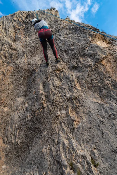 Joven Escalador Desciende Pared Roca Que Acaba Escalar — Foto de Stock