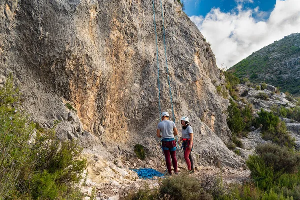 Estilo Vida Saudável Casal Alpinista Preparando Para Começar Escalar Lado Imagem De Stock