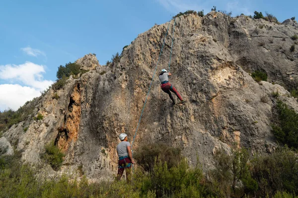 Escalada Belayer Menino Com Todo Equipamento Escalada Lado Uma Parede Fotografias De Stock Royalty-Free