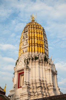 黄色の背景テクスチャと飛んでいる蝶