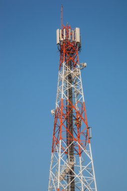 telefon direği kırmızı ve beyaz