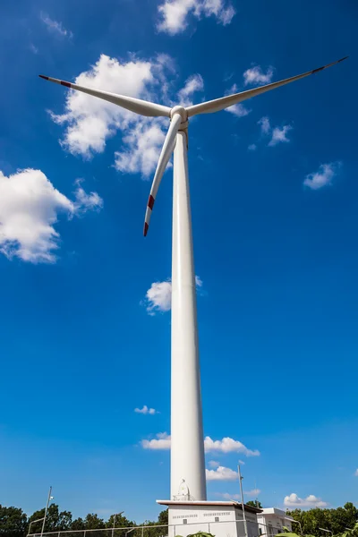 Turbina eólica para energia alternativa — Fotografia de Stock