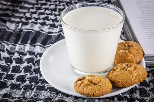 Latte, biscotti e libri — Foto Stock