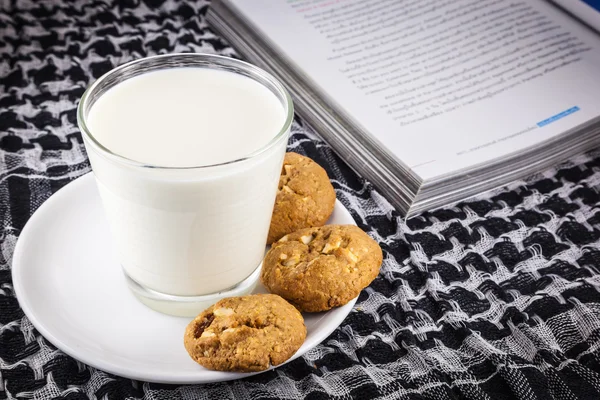 Latte, biscotti e libri — Foto Stock