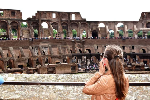 Dziewczyna Patrzy Koloseum Rzym Włochy — Zdjęcie stockowe