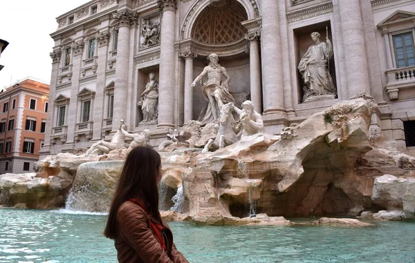 Dziewczyna Patrzy Fontannę Trevi Rzym Włochy — Zdjęcie stockowe