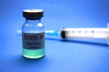 Coronavirus COVID-19 aşısı enjekte ederek