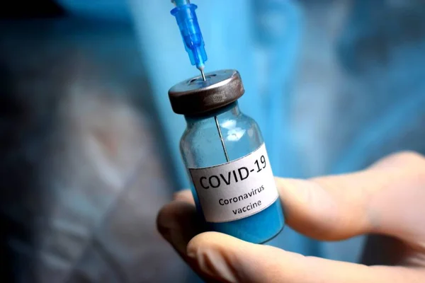 Вакцина Коронавируса Covid Врач Держит Вакцину Против Короны Лицензионные Стоковые Изображения