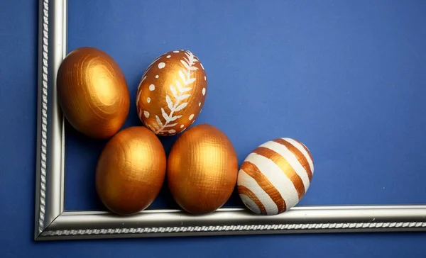 Huevos Pascua Marco Plata Sobre Fondo Azul —  Fotos de Stock