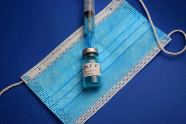 Coronavirus COVID-19 aşısı enjekte ederek