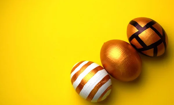 Пасхальные Яйца Изолированы Желтом Фоне Стоковое Изображение