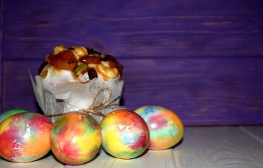 Paskalya pastası ve ahşap arka planda paskalya yumurtası.