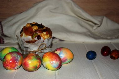 Paskalya pastası ve ahşap arka planda paskalya yumurtası.