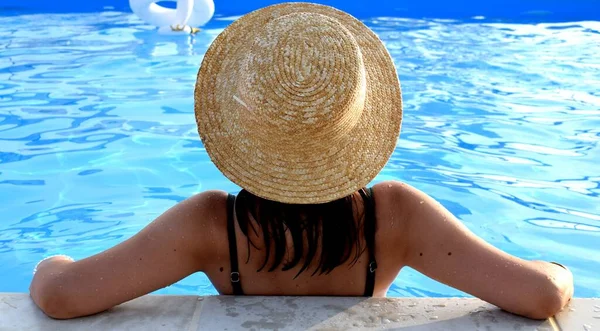 Girl Straw Hat Pool Vacation Concept — Stock Photo, Image