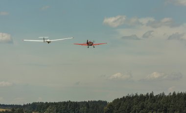 bir çim piste başlatırken çekme planör