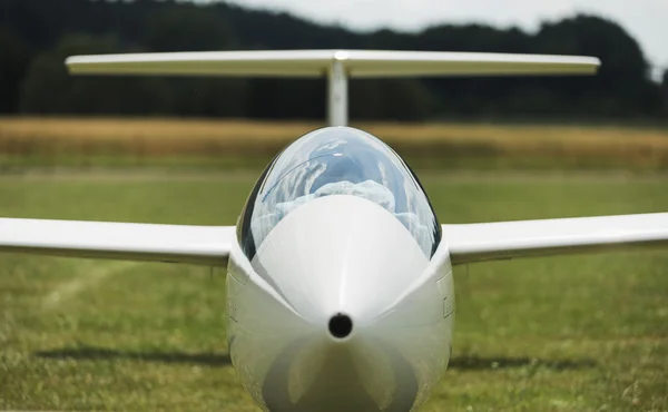 Segelflugzeug auf grünem Flugplatz — Stockfoto