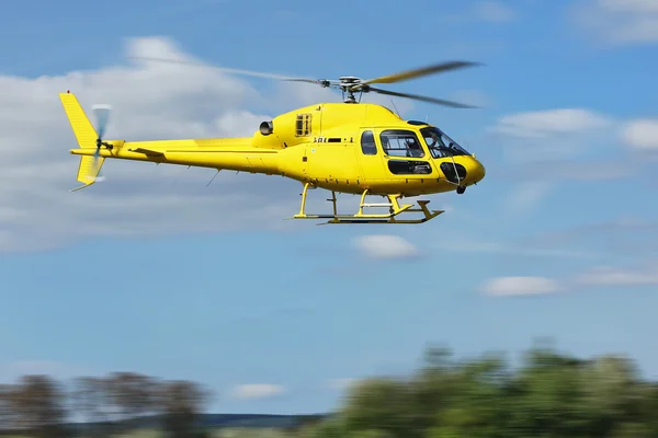 Helicóptero de resgate, helicóptero no ar durante o voo — Fotografia de Stock