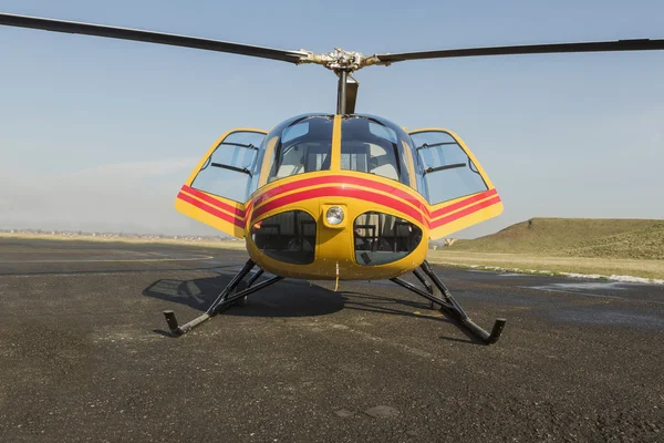 Rettungshubschrauber, Hubschrauber auf Landebahn — Stockfoto