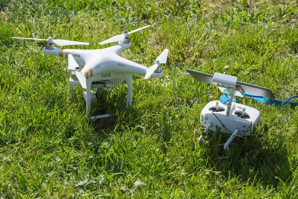 Drone blanco con luces, quadrocopter con cámara fotográfica volando en el suelo. Concepto —  Fotos de Stock