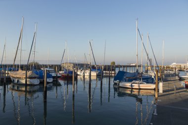 yelkenli tekne liman Konstanz Gölü üzerinde